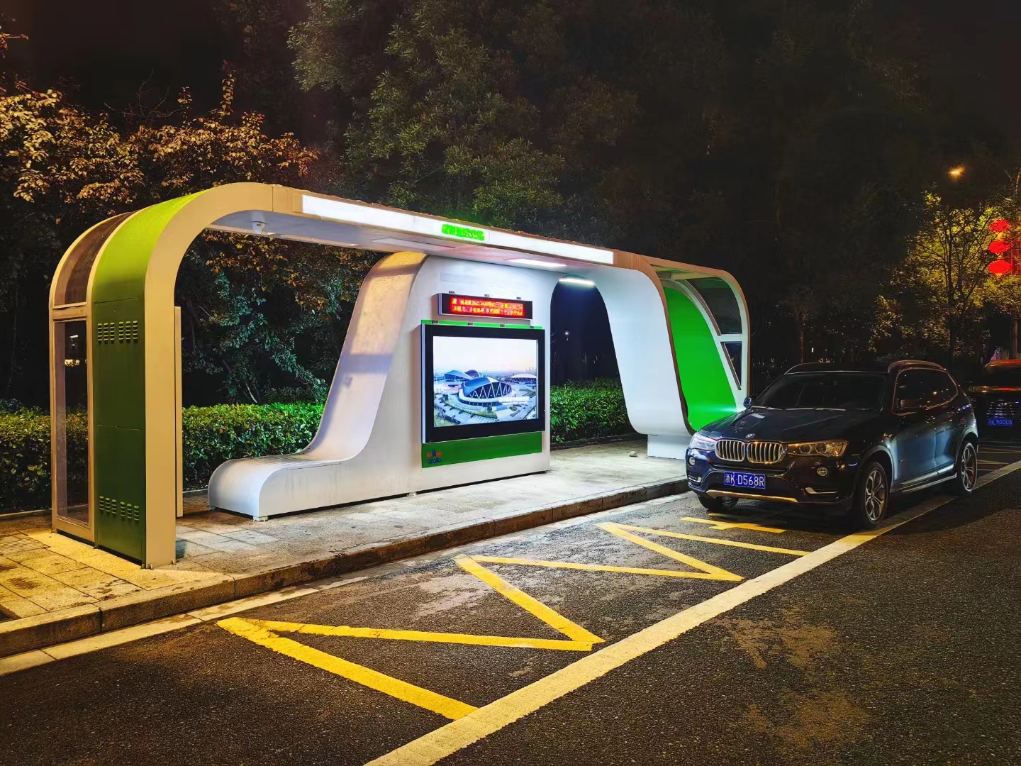 公交站台的建设和维护应该如何保证其安全性？